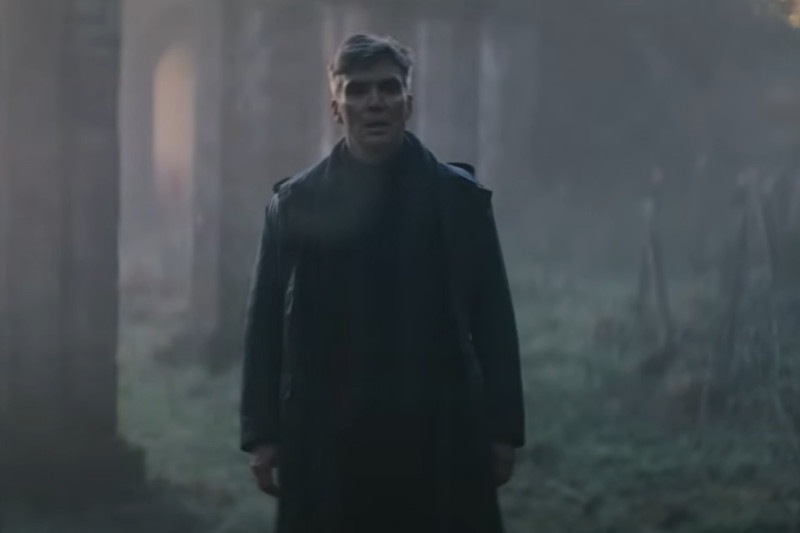 Ator Cillian Murphy em cena de Peaky Blinders: mais ação na nova temporada (Imagem: Netflix/Reprodução)