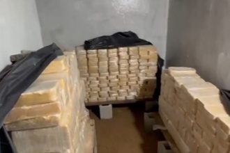 Cocaína estava armazenada em um bunker de empresa de fachada em Blumenau (Imagem: Globo News/YouTube/Reprodução)