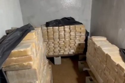 Cocaína estava armazenada em um bunker de empresa de fachada em Blumenau (Imagem: Globo News/YouTube/Reprodução)