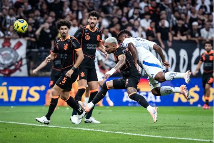 Arroio cabeceia para marcar o primeiro gol do Cruzeiro na vitória no tempo normal (Foto: Gustavo Aleixo/Cruzeiro)