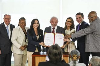 Presidente Lula com o decreto que reconhece atividades gospel como manifestação cultural (Foto: Marcelo Camargo/ABr)