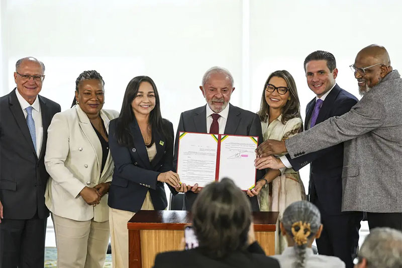 Presidente Lula com o decreto que reconhece atividades gospel como manifestação cultural (Foto: Marcelo Camargo/ABr)