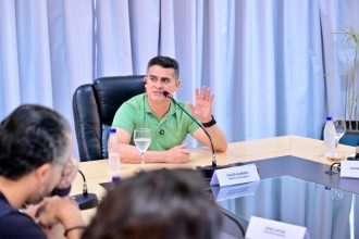 Prefeito David Almeida em entrevista com jornalistas: apoio político fundamental para candidatos em 2026 (Imagem: Facebook/Reprodução)