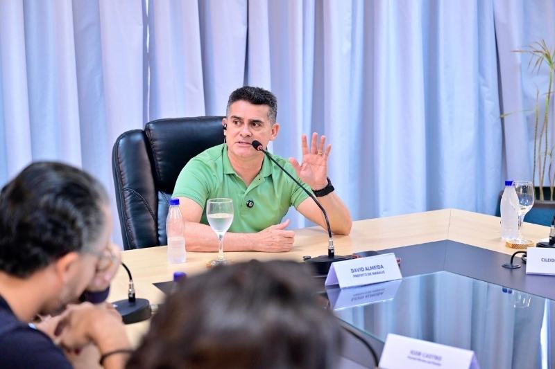 Prefeito David Almeida em entrevista com jornalistas: apoio político fundamental para candidatos em 2026 (Imagem: Facebook/Reprodução)