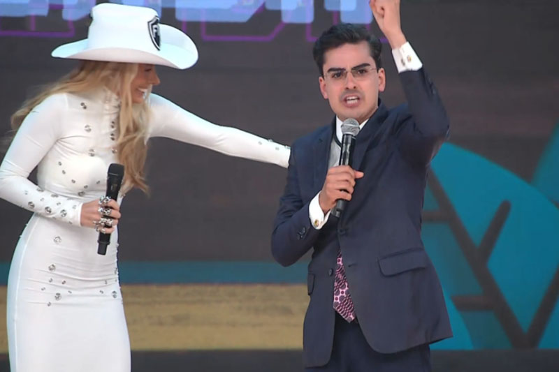 A apresentadora Adriane Galisteu e Dudu Camargo, vencedor de A Fazenda 17 (Imagem: TV record/Reprodução)