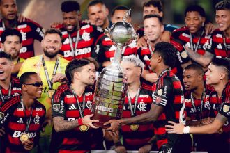 Jogadores do Flamengo com a taça da Libertadores: tetra campeão continental (Foto: Adriano Fontes/Flamengo)