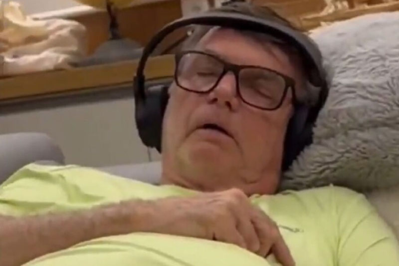 Ex-presidente Jair Bolsonaro em momento com soluço (Imagem: X/Reprodução)