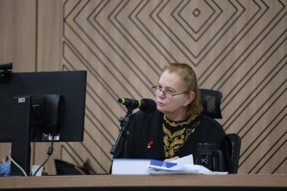 Juíza Mônica Cataria Perri Siqueira mandou retirar advogados de sessão no tribunal do júri (Foto: TJMT/Divulgação)