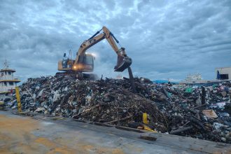 Lixo retirado do Rio Negro e condicionado em balsa: poluição causada por humanos (Foto: Karen Coelho/Semulsp)