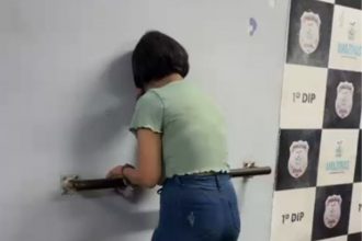 Flávia Santos de Moura, de idade não informada, foi presa por receptação (Foto: WhatsApp/Reprodução)