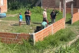 Corpo foi encontrado em terreno baldio (Foto: WhatsApp/Reprodução)