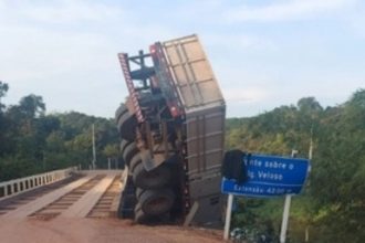 Acidente aconteceu em ponte de madeira no km 432 da rodovia federal (Foto: WhatsApp/Reprodução)