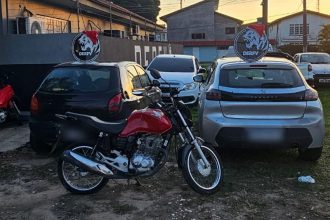 Um carro Peugeot e uma moto foram recuperados pela Polícia Civil do Amazonas (Foto: WhatsApp/Reprodução)