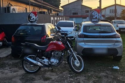 Um carro Peugeot e uma moto foram recuperados pela Polícia Civil do Amazonas (Foto: WhatsApp/Reprodução)