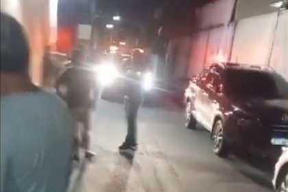 O suspeito tentou fugir, mas vizinhos perceberam a ação e cercaram o homem (Foto: WhatsApp/Reprodução)