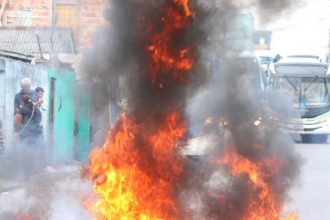 No Manoa, moradores se uniram em protesto, com uso de fogo (Foto: WhatsApp/Reprodução)