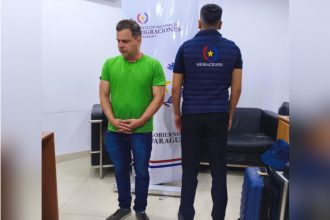 Silvinei Vasques detido no aeroporto do Paraguai: fuga do Brasil rumo a El Salvador (Foto: Polícia Federal do Paraguai/Divulgação)