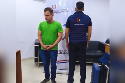 Silvinei Vasques detido no aeroporto do Paraguai: fuga do Brasil rumo a El Salvador (Foto: Polícia Federal do Paraguai/Divulgação)