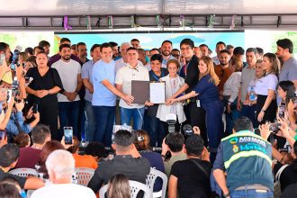 Prefeito de Manaus assina ordem de serviço para a FMTEA