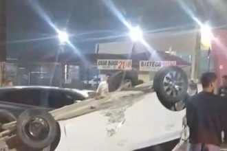 Carro capotou próximo ao viaduto do Manoa. Mulher morreu no acidente (Foto: WhatsApp/Reprodução)
