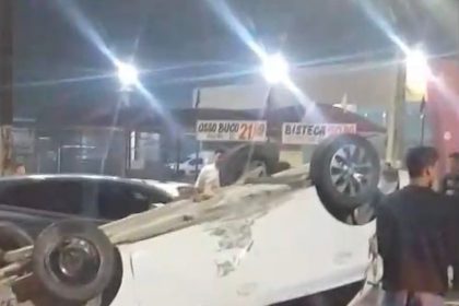 Carro capotou próximo ao viaduto do Manoa. Mulher morreu no acidente (Foto: WhatsApp/Reprodução)