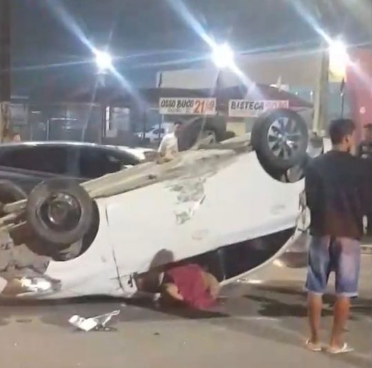 Carro capotou próximo ao viaduto do Manoa. Mulher morreu no acidente (Foto: WhatsApp/Reprodução)