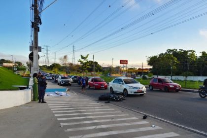 Corpo do motociclista ficou no asfalto até a chegada do IML (Foto: Reprodução/Redes sociais)