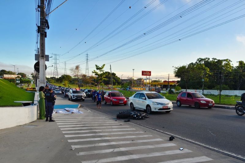 Corpo do motociclista ficou no asfalto até a chegada do IML (Foto: Reprodução/Redes sociais)