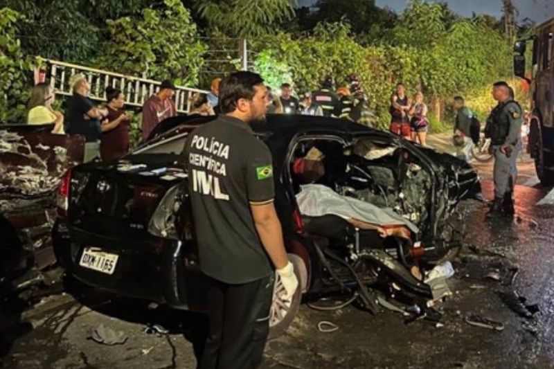 Carros ficaram destruídos. Passageiro de um deles morreu (Foto: Divulgação/Redes Sociais)