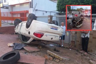 Carro modelo Fiat Linea capotou ao bateu em muro de residência (Foto: Reprodução/redes sociais)