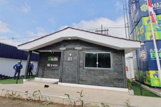 Primeiro modelo de moradia sustentável produzido a partir de resíduos plásticos reciclado (Foto: Secom)