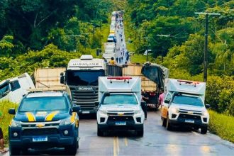 O bloqueio provocou congestionamento de veículos no local (Foto: WhatsApp/Reprodução)