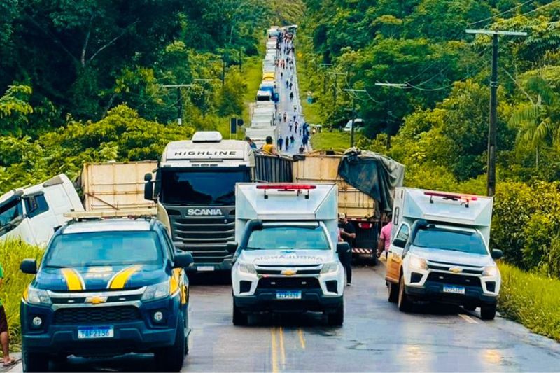 O bloqueio provocou congestionamento de veículos no local (Foto: WhatsApp/Reprodução)