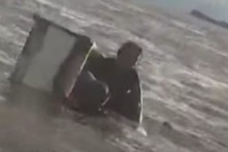 A pequena embarcação em que estavam virou durante uma tempestade (Foto: WhatsApp/Reprodução)