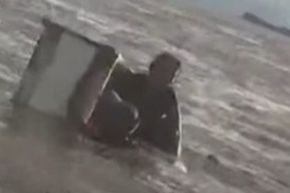 A pequena embarcação em que estavam virou durante uma tempestade (Foto: WhatsApp/Reprodução)
