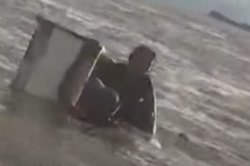 A pequena embarcação em que estavam virou durante uma tempestade (Foto: WhatsApp/Reprodução)