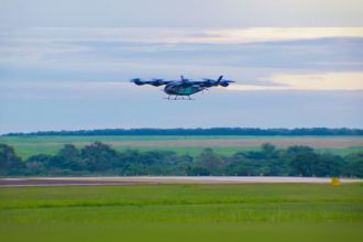 Voo do eVTOL ocorreu em Gavião Peixoto (SP), sede da Embraer (Foto: Eve/Divulgação)
