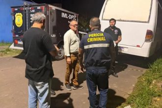 Servidores do IML recolheram o corpo e policiais civis investigarão a morte da mulher (Foto: WhatsApp/PCAM Reprodução)