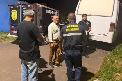 Servidores do IML recolheram o corpo e policiais civis investigarão a morte da mulher (Foto: WhatsApp/PCAM Reprodução)