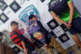 Os quatro suspeitos de roubo e desmanche de celulares foram presos em Coari (Foto: Divulgação/PM-AM)