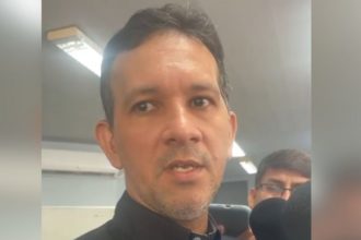 O motociclista de aplicativo Ismael Gomes esteve em uma delegacia da Polícia Civil do Amazonas (Foto: WhatsApp/Reprodução)