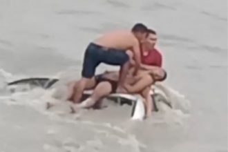 Dois homens socorreram o condutor e o Corpo de Bombeiros realizou o resgate (Foto: WhatsApp/Reprodução)