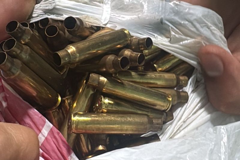Diversos cartuchos de calibre 5.56 foram encontrados e apreendidos pela polícia (Foto: Divulgação)

