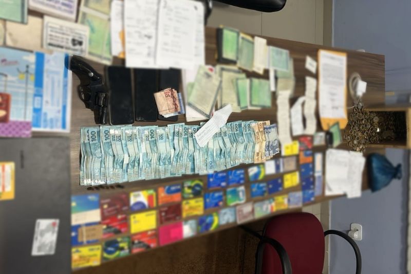 Durante a ação, os policiais apreenderam diversos materiais e um revólver que o suspeito portava (Foto: Divulgação/PCAM)