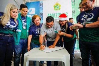 Governador Wilson Lima assina documento de aumento salarial dos servidores do Ipaam (Foto: Antonio Lima/Secom)