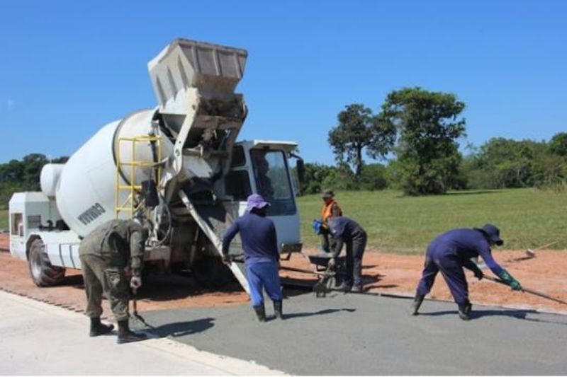Aplicação de composto de cimento e fibras possibilitar reduzir espessura do pavimento (Foto: Divulgação/FAB)