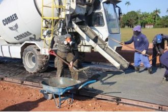 Pavimentação em pista do aeroporto de Barcelos usa nova tecnologia (Foto: Divulgação/FAB)