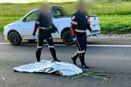 Mulher foi coberta com manta térmica por socorristas do Samu e declarada morta, mas foi reanimada por médico de empresa da rodovia (Imagem: Facebook/Reprodução)