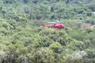 Helicóptero do Bombeiros foi usado no resgate dos corpos (Foto: CBMRJ/Divulgação)