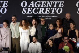 Elenco e diretor de ‘O Agente Secreto’ na premiação: escolha dos críticos de cinema (Foto: Paulo Pinto/ABr)